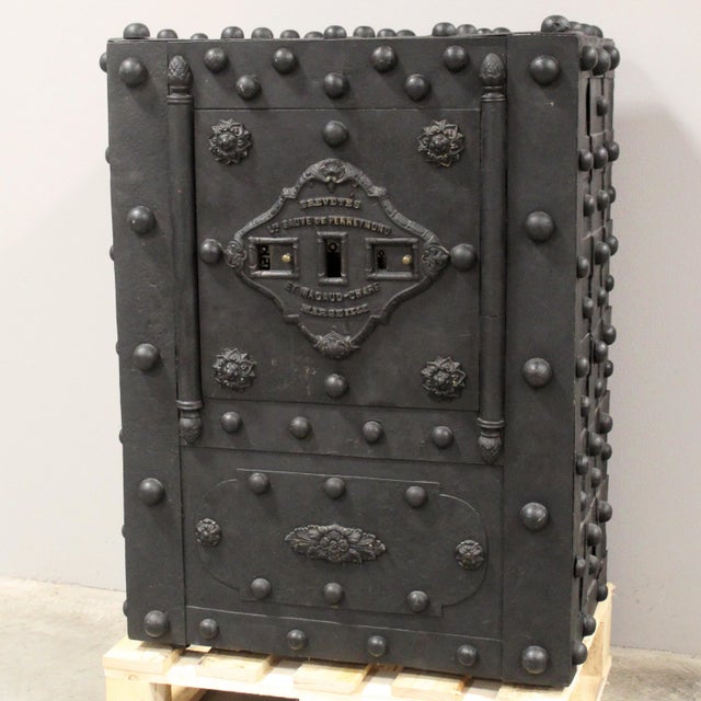 Studded safe "Brevete Sauve de Perreymond et Magaud-Charf, Marseille" Made of iron - original working lock with 3 keys,...