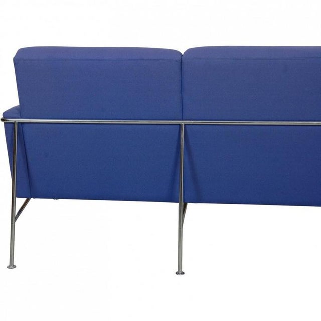 Model 3303 3-Seater Sofa in Blue Fabric by Arne Jacobsen, 1997 For Sale - Image 15 of 18