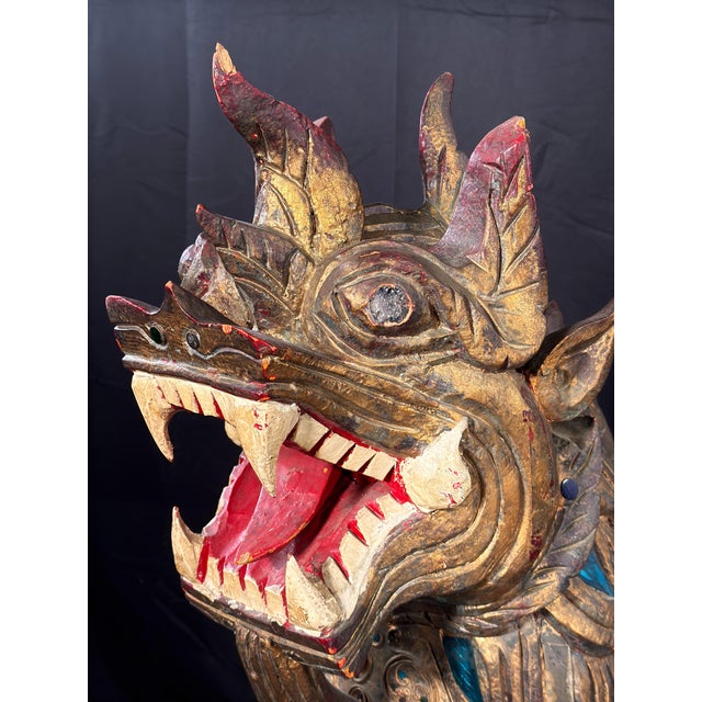 Early 20th Century Antique c.1920's/30's Pair of Monumental Burmese Carved Wood Gilt Temple Guardian Lions / Foo Dogs For Sale - Image 5 of 18