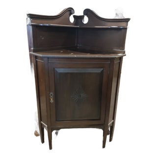 Mid 20th Century Federal Style Mahogany Corner Cabinet With Swan-Neck Gallery Back For Sale