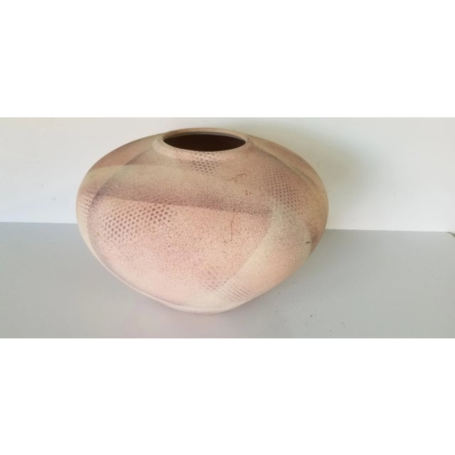 Pink 80s Vintage Modernist Art Pastel Matte Glaze Decorative Ceramic Vase For Sale - Image 8 of 10