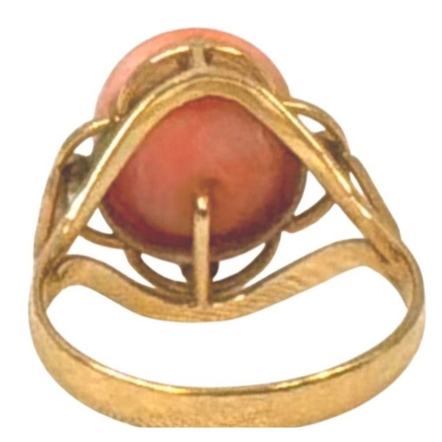 18k Gold Angel Skin Coral Cabochon Cocktail Ring Vintage For Sale - Image 4 of 8
