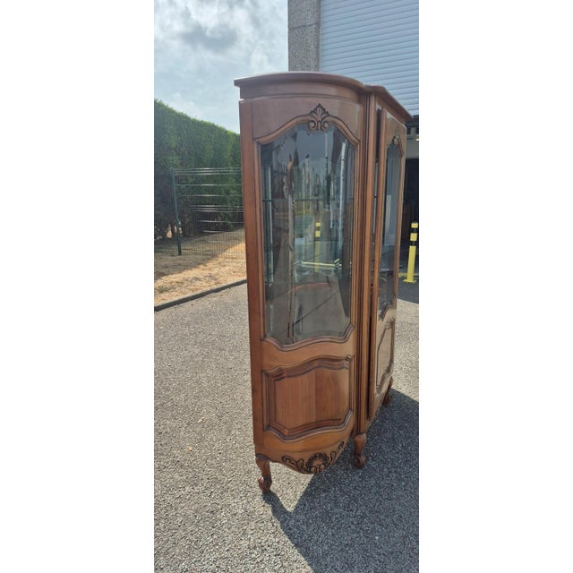 20th Century Louis XV Curved Cherrywood Display Cabinet, France, 1890s For Sale - Image 15 of 18