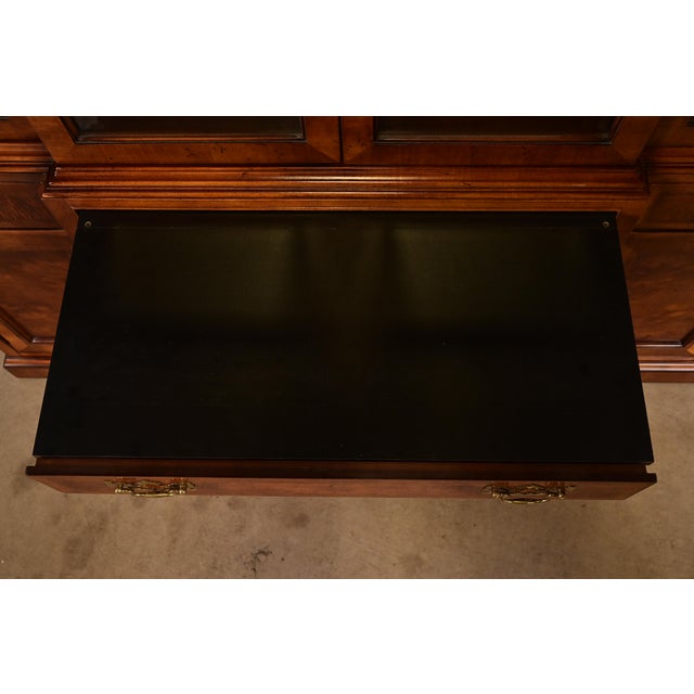 1980s Henredon Georgian Carved Mahogany and Burl Wood Lighted Breakfront Bookcase Cabinet For Sale - Image 5 of 11