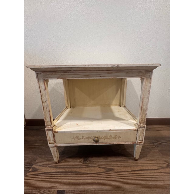 Vintage John Widdicomb Cream & Gold Bedroom Suite W/ Mirror & Nightstands – Original Condition For Sale - Image 10 of 12