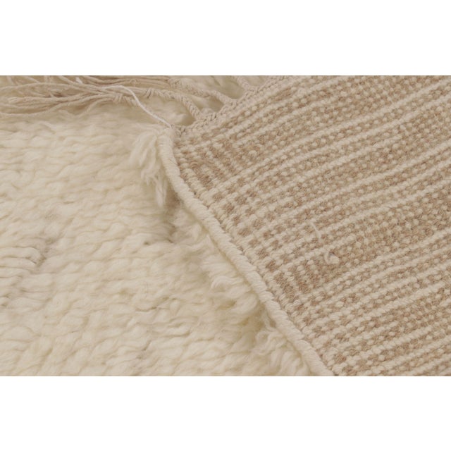 Textile Rug & Kilim’s Contemporary Moroccan-Inspired Shag Rug in Beige and White Tones For Sale - Image 7 of 9