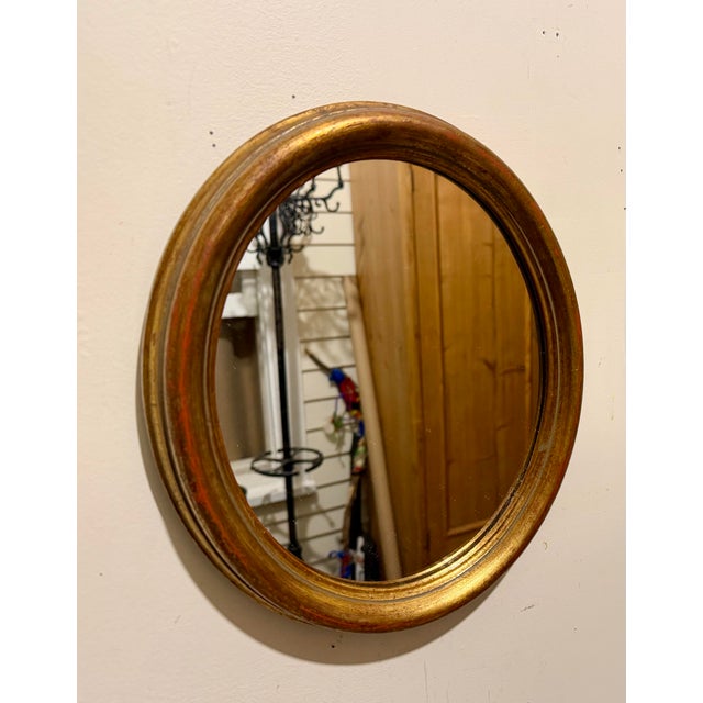 Hollywood Regency Pair of Italian Gilt Oval Mirrors, Hollywood Regency Style, 1960s For Sale - Image 3 of 10