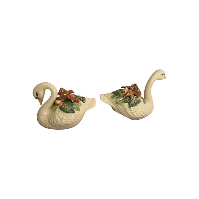 Pair of 90s/Y2K Fitz and Floyd Holiday Swan Salt and Pepper Shakers. Adorable vintage classic Christmas pieces for your...