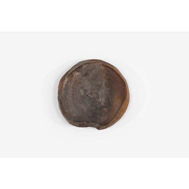Brutalist Important Peter Voulkos 'Untitled Plate', 1981 – Wheel-Thrown Stoneware With Surface Drawing For Sale - Image 3 of 11