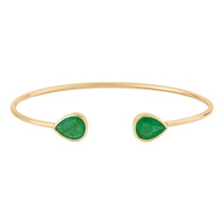 Contemporary 2.58ct Pear Emerald Open Cuff Bangle Bracelet in 14k Yellow Gold For Sale