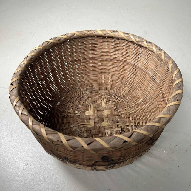 1950s Japanese Woven Bamboo Basket with Calligraphy, 1950s For Sale - Image 5 of 10