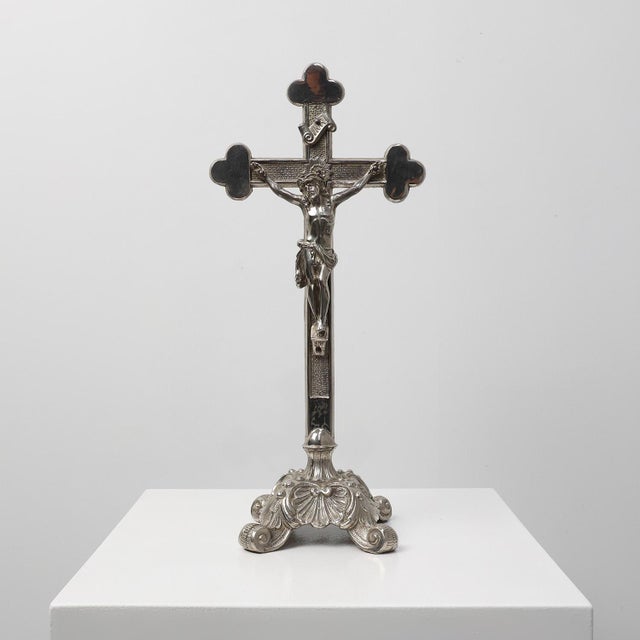French Silver-Plated Standing Crucifix on Scrolled Tripod Base, 1900 For Sale - Image 14 of 14
