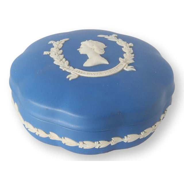 Wedgwood 1977 Queen Elizabeth II Trinket Box For Sale - Image 4 of 4