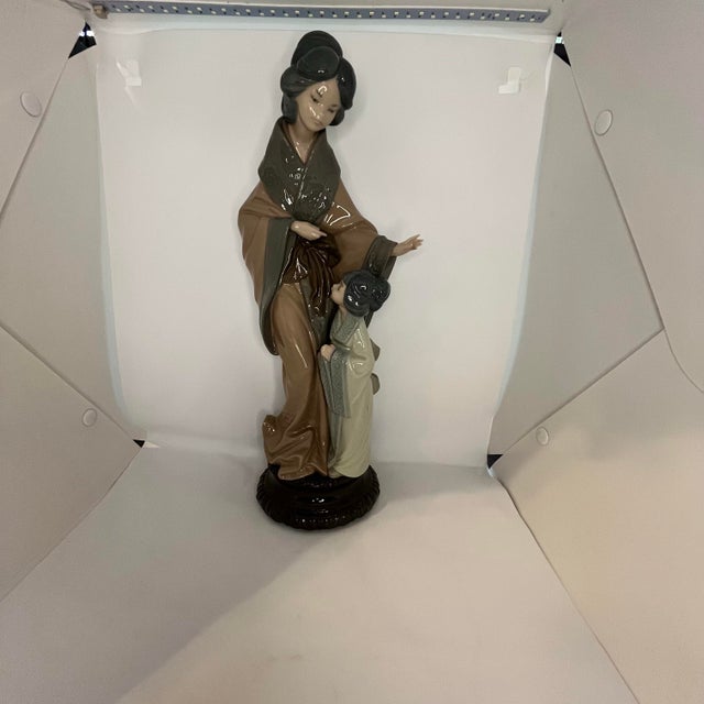 Nao by Lladrò "Japanese Mother and Daughter" Figurine (Model #0279) For Sale - Image 10 of 11