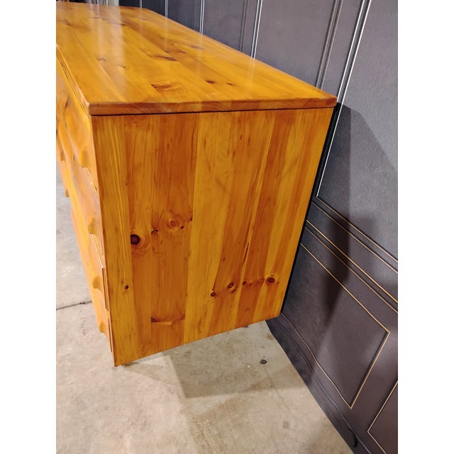Franklin Shockey Company Mid 20th Century Franklin Shockey Rustic Lowboy Knotty Pine Dresser For Sale - Image 4 of 9