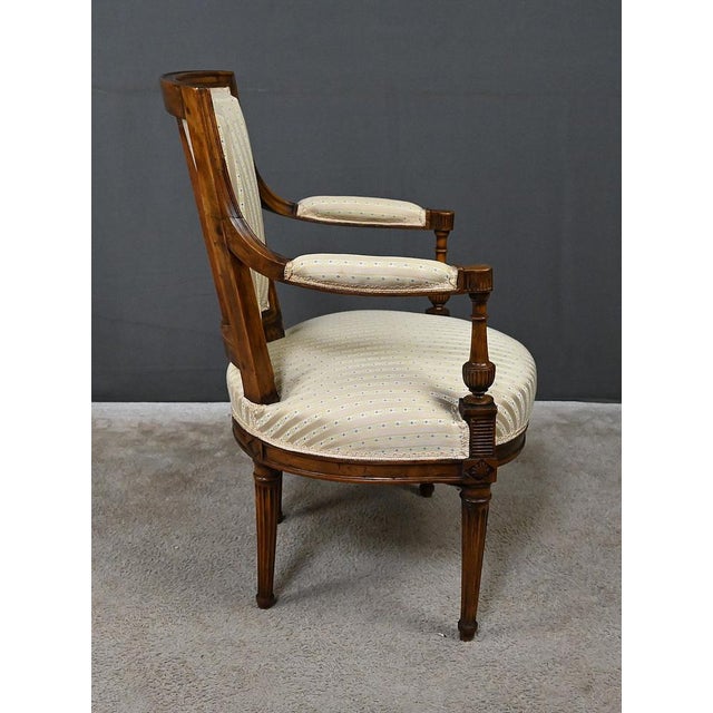 Louis XVI Cabriolet Chair in Beechwood, 1700s For Sale - Image 6 of 18