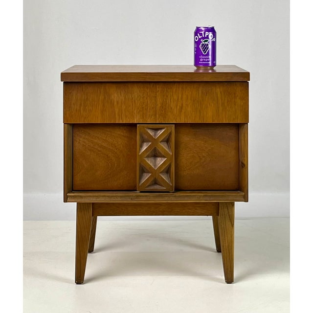 Mid-Century Modern Bassett "Zenith" Series Walnut Nightstand With Sculpted Geometric Pull For Sale - Image 13 of 13