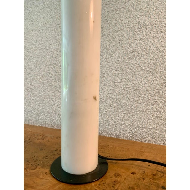 Very well-preserved lamp made from a block of Carrara marble. Very high quality. Adjustable. European Plug (up to...