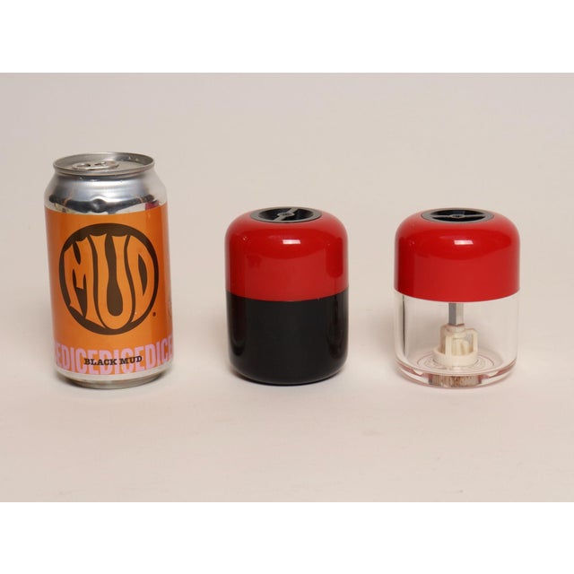 Vintage Italian Post-Modern Red and Black Salt and Pepper Mill by Guzzini For Sale In New York - Image 6 of 12
