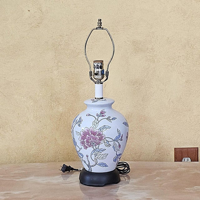 Late 20th Century Vintage Chinoiserie Floral Porcelain Table Lamp With Hand-Painted Botanical Design For Sale - Image 5 of 18