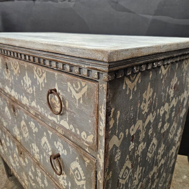 Late 19th Cenutry Grey & White 3 Drawer Italian Style Commode With Dental Molding Accent For Sale - Image 10 of 18