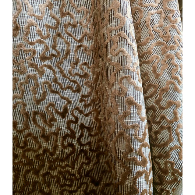 Transitional Schumacher’s ‘Janis’ Velvet For Sale - Image 3 of 4