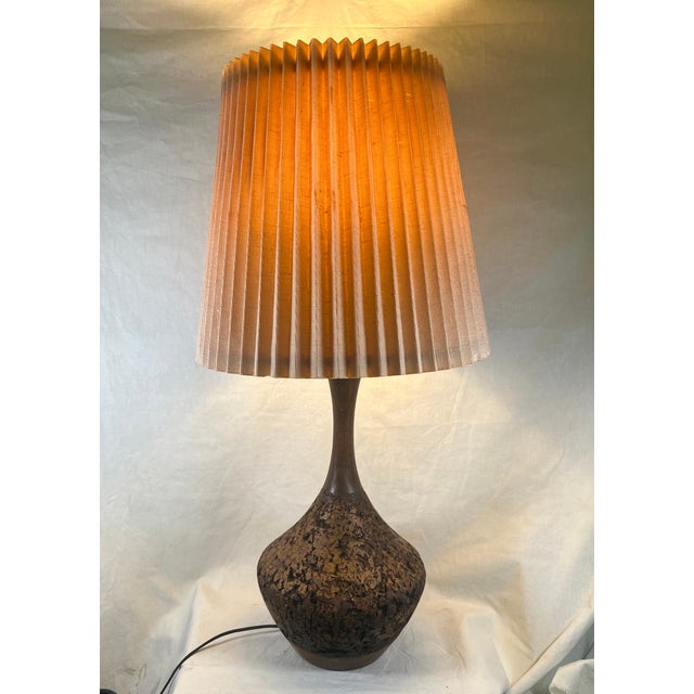 1960s Mid-Century Modern Sculptural Teardrop Cork and Walnut Table Lamp With Original Pleated Shade For Sale In Los Angeles - Image 6 of 13
