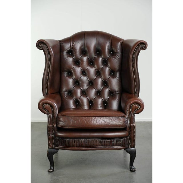 This Chesterfield wing armchair is made of English-style cowhide leather and has a charming appearance. The armchair...
