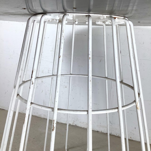 White Round White Dining Table With Knoll-Style Wire Base For Sale - Image 8 of 12