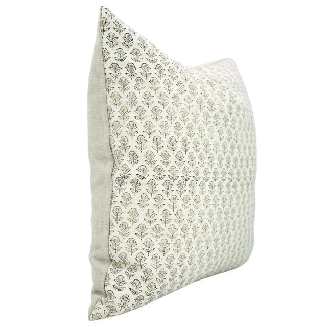 This Fabdivine cushion cover is a perfect blend of tradition and elegance. Crafted from pure linen, it offers a soft,...
