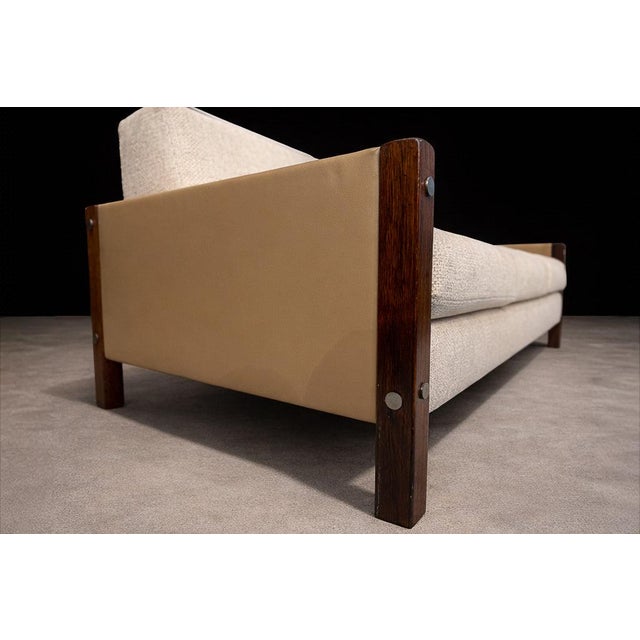 Sofa "Millor" in Rosewood, Fabric & Leather, Sergio Rodrigues, 1960s For Sale - Image 13 of 13