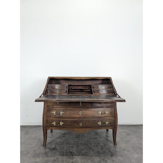 Walnut Slant-Back Secretary Desk, in Very Good conditions.