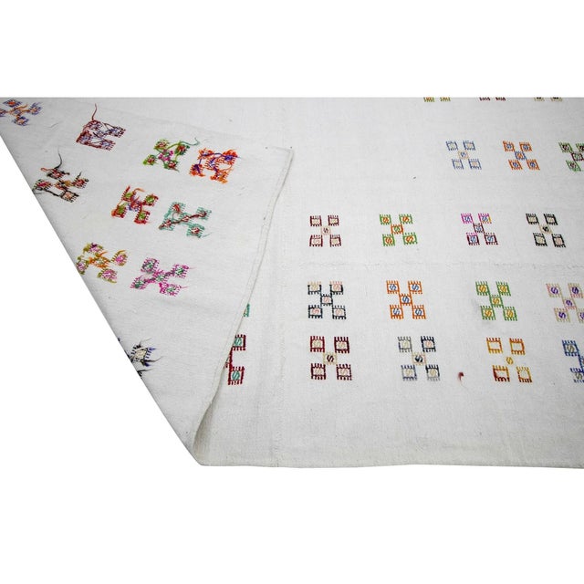 Mid 20th Century 1960s Vintage Embroidered White Cotton Kilim Rug- 7′7″ × 10′9″ For Sale - Image 5 of 7