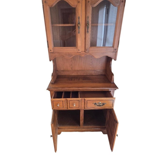 Brown Vintage Richardson Brothers Solid Wood Country Hutch Cabinet With Glass Display Doors For Sale - Image 8 of 8