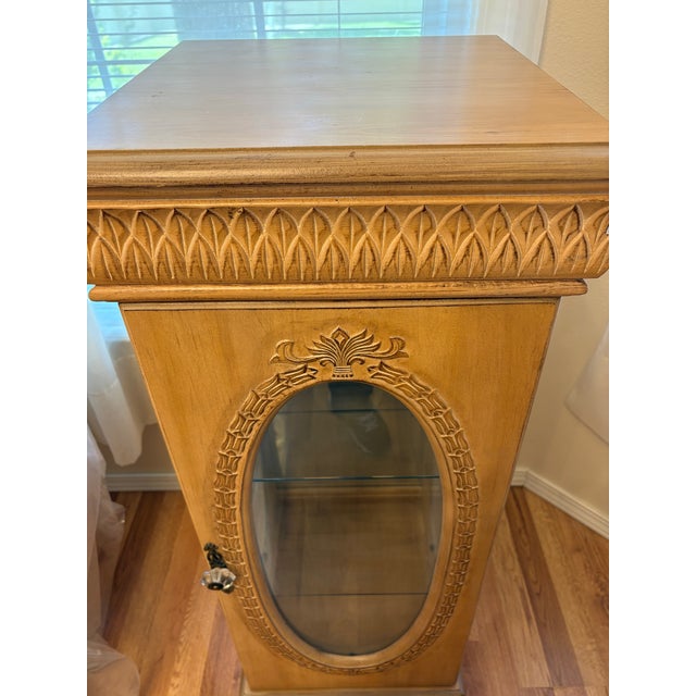 1980s 1980's Ethan Allen Style Blonde Pier-Curio Cabinet, With Handcrafted Wood Details For Sale - Image 5 of 7