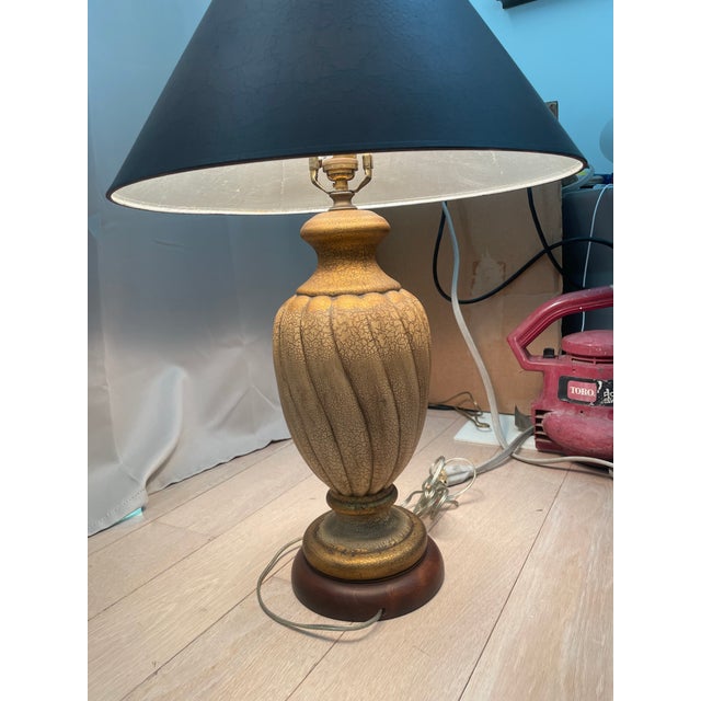 1980s Vintage Swirl Ribbed Crackle Glaze Table Lamp With Dark Wooden Base & Custom Dark Brown Shade For Sale - Image 5 of 8