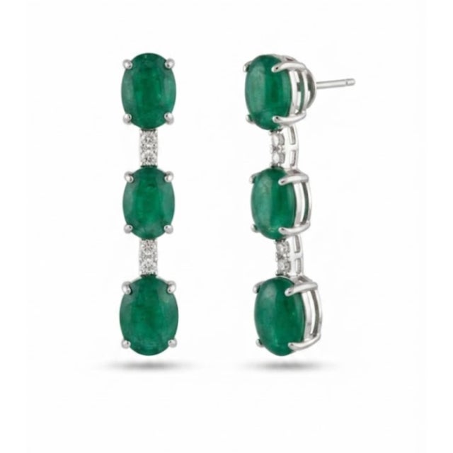 Metal Natural 7.65cts Emerald & 0.10cts Diamond Earring in 18k Gold For Sale - Image 7 of 8
