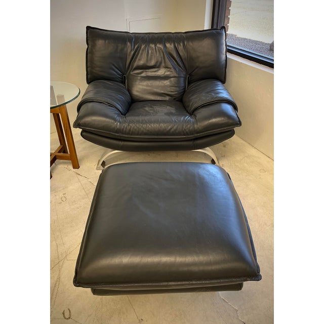 1990s Nicoletti Salotti Italian Dark Gray/Black Leather Three Piece Set (Couch, Love Seat, Chair/Ottoman) For Sale - Image 5 of 7