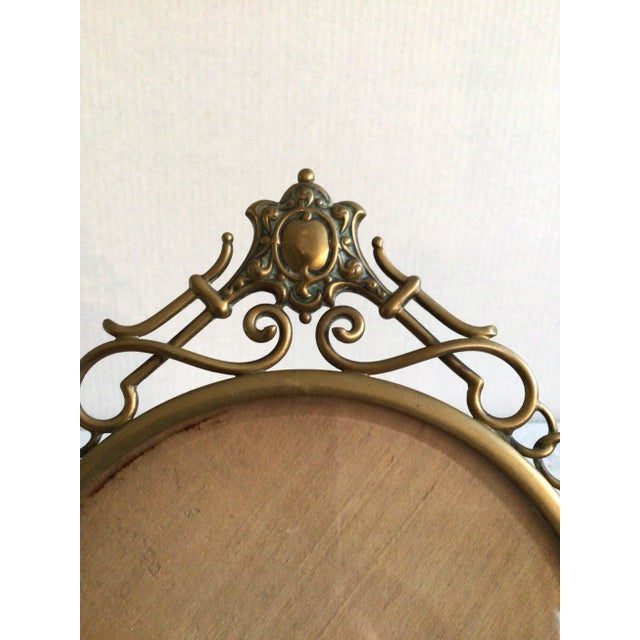 Early 20th Century 1900's English Scrolled Brass Circular Picture Frame With Medallion Accents For Sale - Image 5 of 11