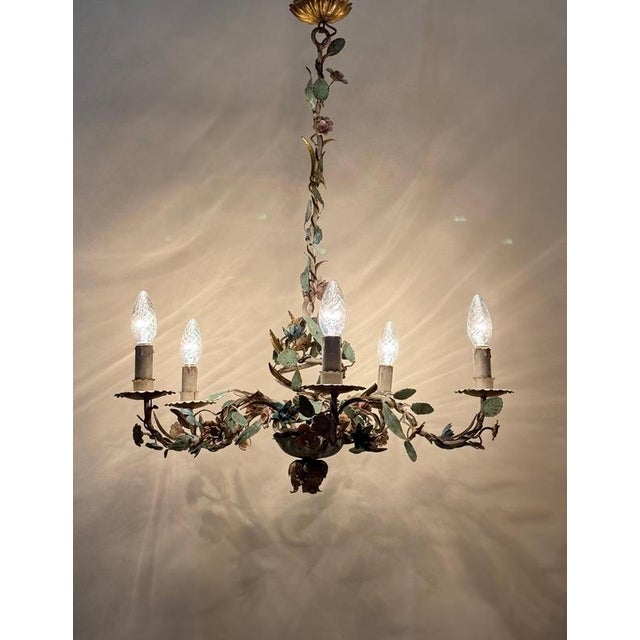 Hollywood Regency Italian Florentine Tole Flower Chandelier in Gilt Iron, 1950 For Sale - Image 3 of 18