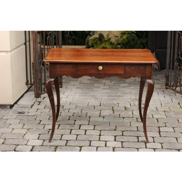 French French, 1820s Louis XV Style Oak Side Table with Single Drawer and Cabriole Legs For Sale - Image 3 of 10