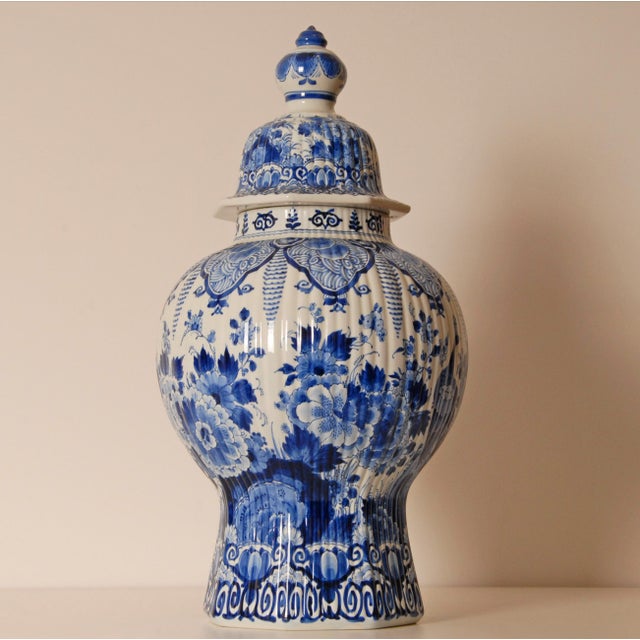 Royal Delft Baluster Vase with Peacock – Hand-Painted Blue and White Delftware An impressive and highly decorative vintage...