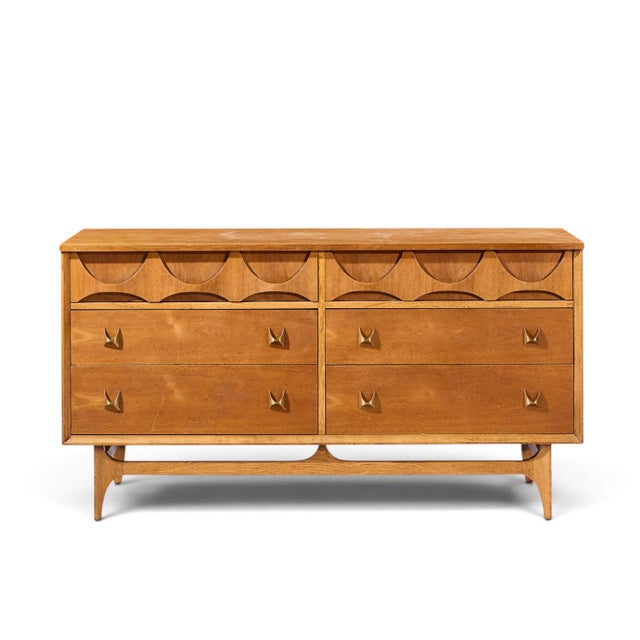 Broyhill Brasilia Mid Century Walnut and Brass 6 Drawer Dresser This lowboy measures: 58 wide x 19 deep x 31 inches high...