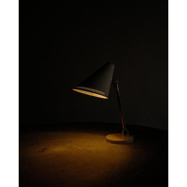 Finnish Mid-Century 9222 Desk or Table Lamp in White Lacquered Metal and Brass by Paavo Tynell, 1940s For Sale - Image 4 of 7