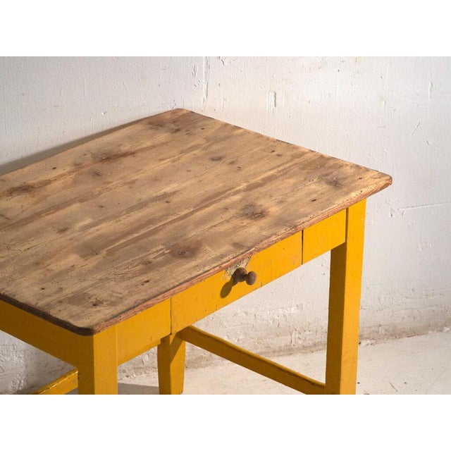 This antique painted kitchen table in pine wood is a rustic table with a drawer, a pine top and a painted base, on square-...