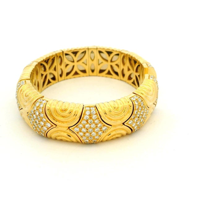Vintage Italian 18k Gold Diamond Wide Cuff Bracelet For Sale In Miami - Image 6 of 16