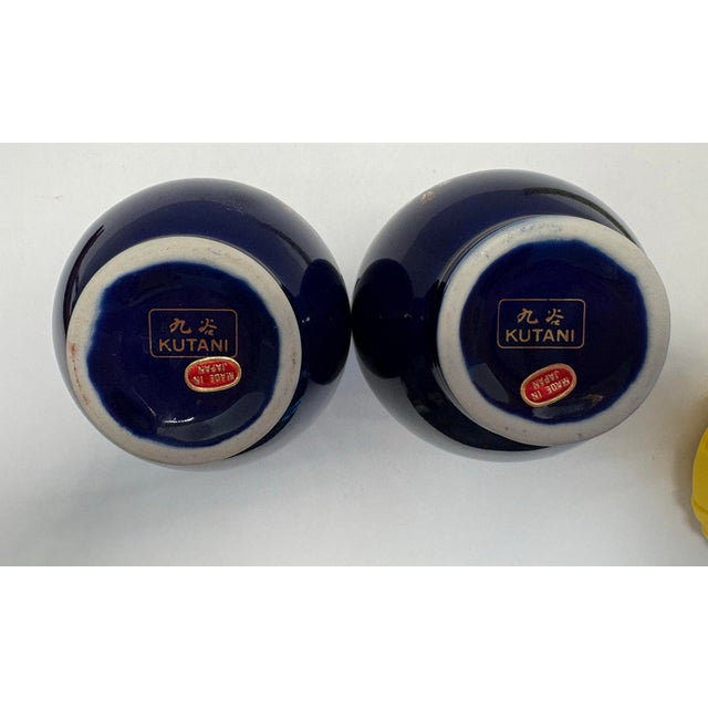 Mid 20th Century Pair Vintage Kutani Bud Vases Cobalt Blue Gold Rim Japanese Porcelain Mini Vases Floral Rickshaw Cart Made in Japan For Sale - Image 5 of 7