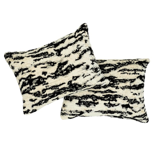 This 12" x 16" pillow features Serengeti in Tigre Blanc. A stylized animal pattern that combines luxury and glamour,...