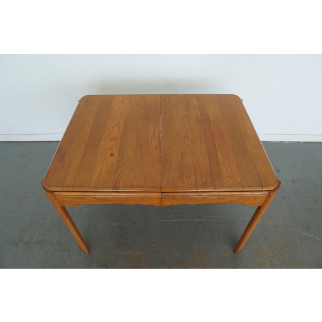 This vintage mid-century American dining table dates to the mid-20th century and reflects a refined blend of traditional...