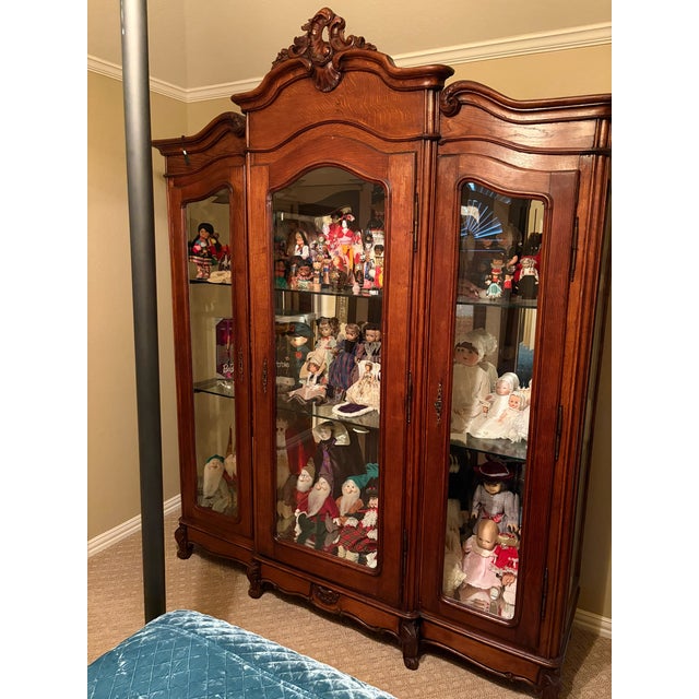 French French Louis XV Three-Door Display Antique Cabinet 1900-1910 Era For Sale - Image 3 of 8